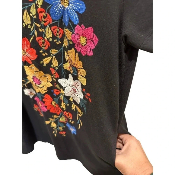 Umgee Women's Black Floral Embroidered Short Sleeve Crew Neck T-Shirt Size Small - Picture 5 of 6